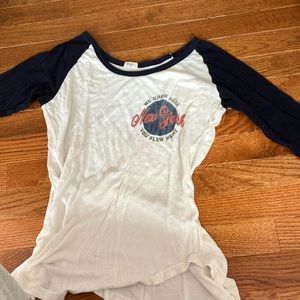 BRANDY MELVILLE - NEW YORK TEE - OKAY CONDITION